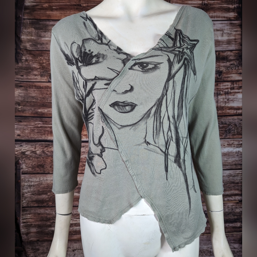 itsu Vintage Top Graphic Woman Flowers Sage Green 3/4 Sleeve